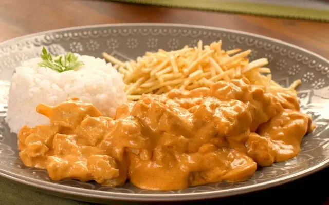 Strogonoff Cremoso de Frango